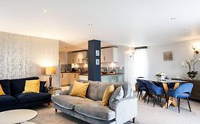 Beautiful 3 Bedroom Apartment By The Sea